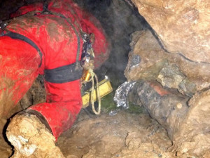 FOTOGALERIE: Hasiči vyprošťovali zavaleného speleologa v extrémně náročných podmínkách