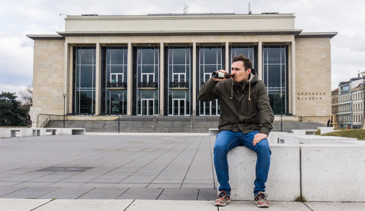 Před Janáčkovým divadlem si nově beztrestně pivo nedáte, Autor: Tomáš Hrivňák