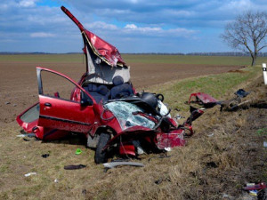 Další smrt na jihomoravských silnicích. Auto se čelně srazilo s kamionem, řidič nepřežil