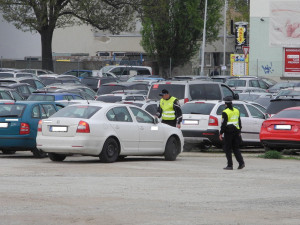 Chystáte se dnes na Kometu? Auto nechte raději doma, nebudou místa k parkování