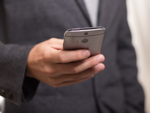 Mladík se v Brně chtěl zabít skokem pod vlak, protože ztratil značkový telefon