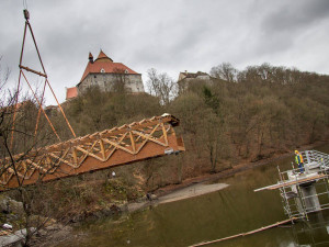 Pod hradem Veveří usadili dvě nové lávky na nové lodní zastávce