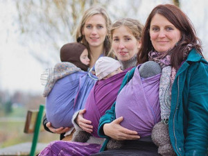 Čím dál více žen nosí novorozence v šátku či nosítku