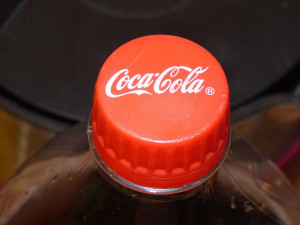 Dvoulitrová lahev Coca-Coly zmizí z pultů v Česku