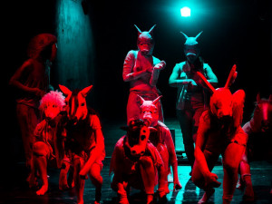První den divadelního festivalu Encounter nabídl italskou farmu či vídeňský tanec do pekel