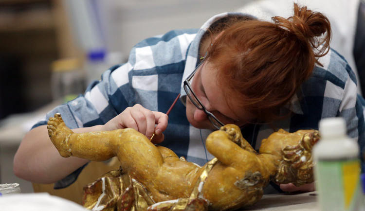 Jedna ze studentek při restauratorské praáci