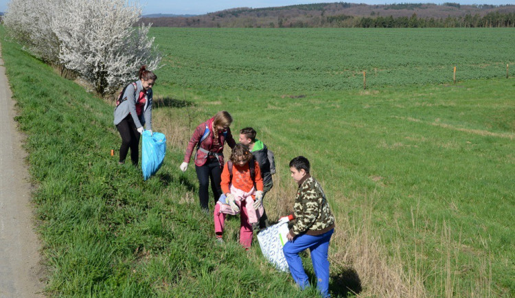 Úklid Moravského krasu, zdroj: jiznimorava.ochranaprirody.cz