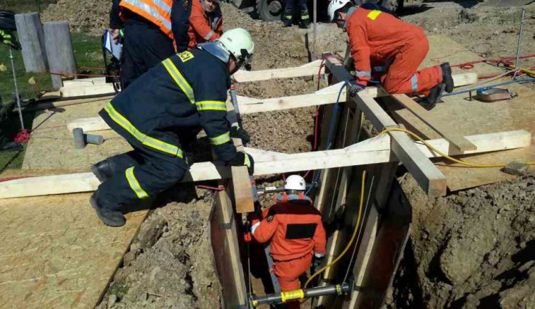 Záchrana zavaleného muže, Zdroj: HZS JMK