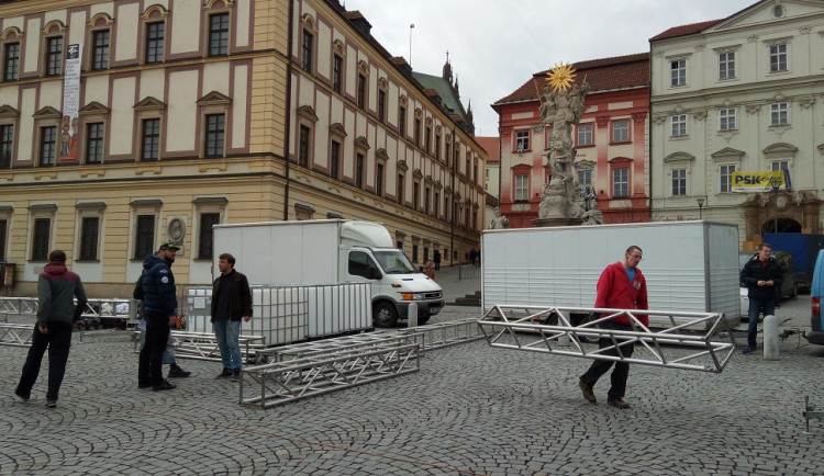 Během dnešního dopoledne začaly přípravy velkoplošného promítání finálových zápasů extraligy, Autor: Martin Šeda
