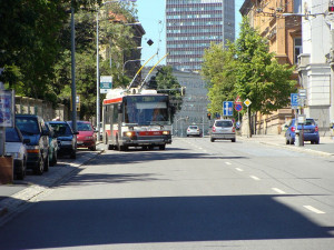 Muže v Brně dnes srazil trolejbus, je ve vážném stavu