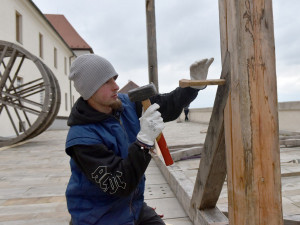 Na Špilberku staví středověký jeřáb a beranidlo