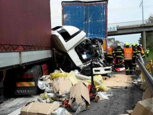 Dálnici D1 u Brna na 202. km uzavřela hromadná nehoda kamionů, jeden řidič zemřel