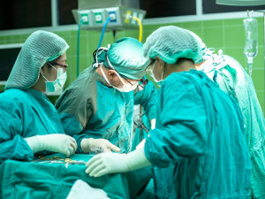 Žena v Brně darovala ledvinu nemocnému bratrovi, operace dopadla úspěšně