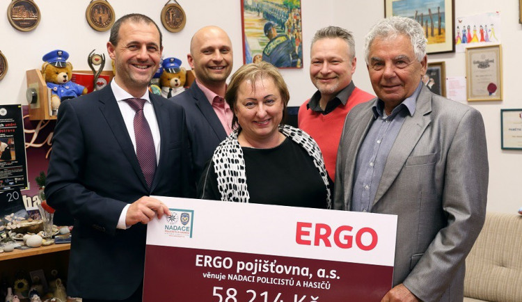 Pavel Šuranský, člen představenstva ERGO Pojišťovny; Miroslav Filinger, jednatel společnosti ERGO Pro; Erika Jelínková a František Ksandr, obchodní zástupci společnosti ERGO Pro a Vladimír Šutera, ředitel Nadace policistů a hasičů
