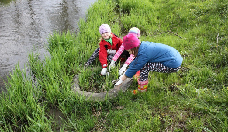 Do úklidu se zapojily i děti, zdroj: Povodí Moravy