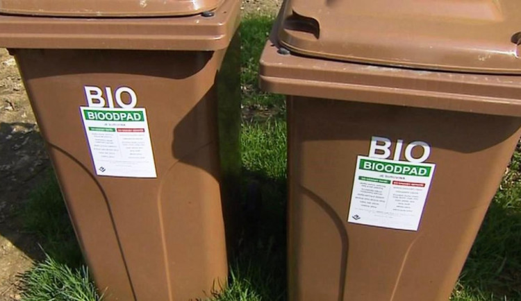 Hnědé popelnice, zdroj: ČT