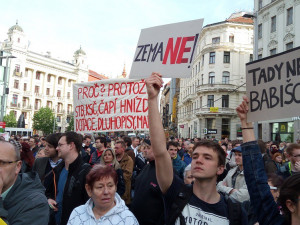 V Brně demonstrovaly tisíce lidí proti Babišovi se Zemanem, lidé protestovali i v jiných městech