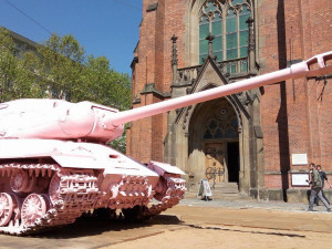 Před Červeným kostelem ode dneška hlídkuje růžový tank