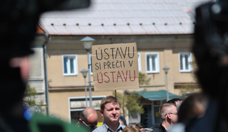 Jeden z protestujících proti 