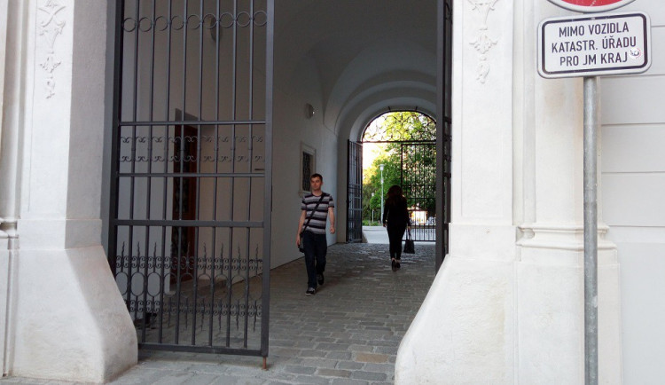 Průchod mezi Rooseveltovou a Běhounskou