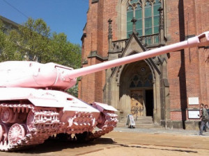 Skupina lidí zakryla růžový tank plachtou, hrozí jim pokuta