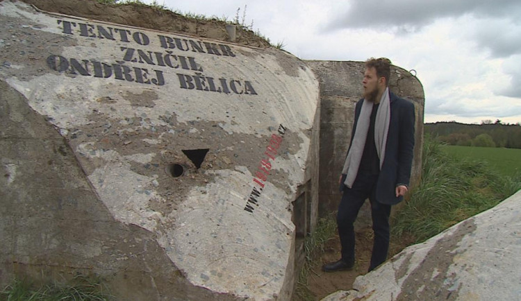 Ondřej Bělica u rozříznutého bunkru, zdroj: ČT24