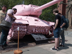 Růžový tank v Brně je nově ohrazený provazy