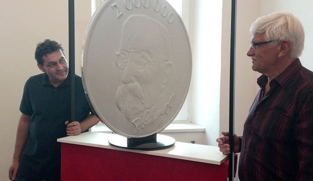 Maketa největší mince světa, vlevo jednatel společnosti Antonín Bieberle, vpravo majitel a hlavní technologo Roman Diviš