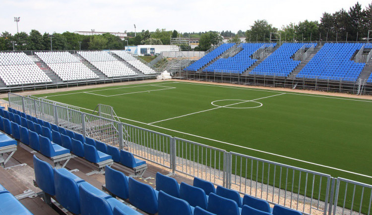 Za Lužánkami stojí nový stadion. V sobotu si na něm zahrají legendy Barcelony