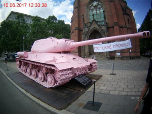 Brněnská telenovela s růžovým tankem pokračuje. V sobotu ho ozdobil transparent