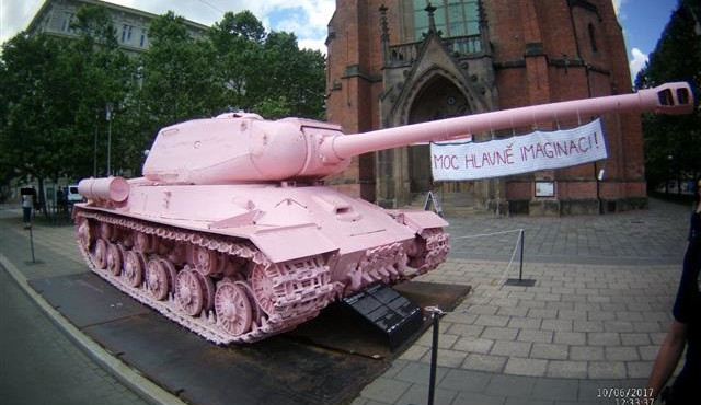 Růžový tank Moc hlavně imaginaci, zdroj: MP Brno