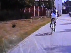 VIDEO: Pětašedesátiletý muž na kole se pustil do bláznivé honičky se strážníky v autě