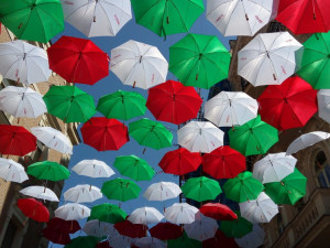 Brňany opět po roce rozveselují deštníky na České. Letos v italských barvách
