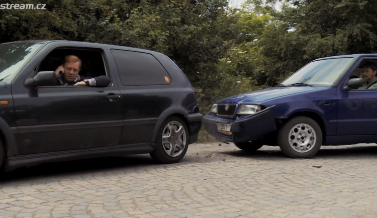 Scéna ze seriálu Autobazar Monte Carlo