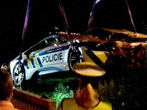 Hasiči zveřejnili sérii fotografií z nehody policejního BMW. Podle prezidia policisté nic neporušili