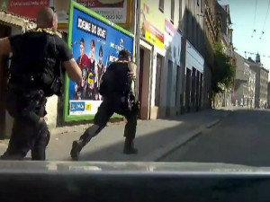 VIDEO: Policisté honili po Brně mezinárodně hledaného muže