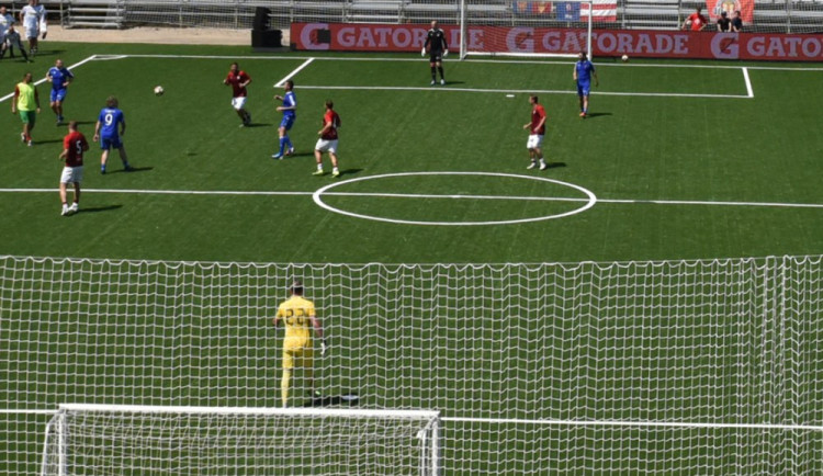 Umělá tráva za Lužánkami