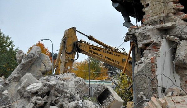 Demoliční práce předcházející stavbě VMO