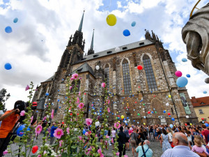 Víc než dvě stě barevných balónků vzlétlo z Petrova. Biskupství slaví výročí svého vzniku