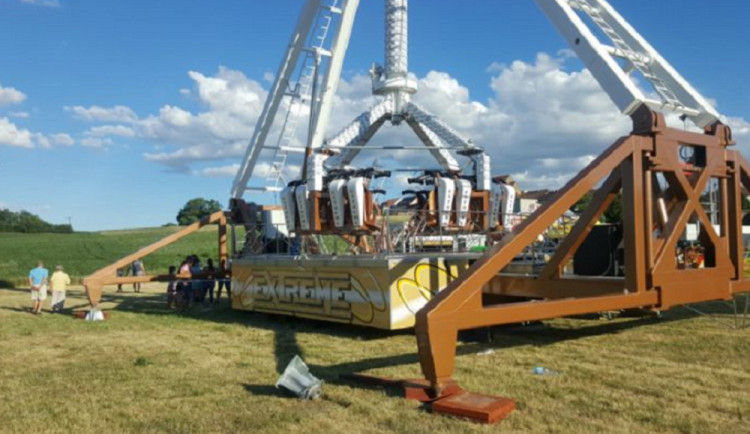 Pouťová atrakce v Zaječí