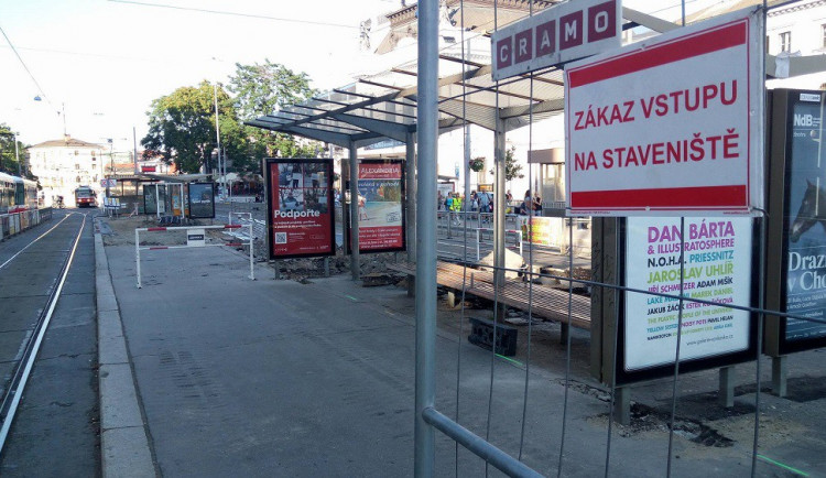 Oprava povrchu nástupišť před hlavním nádražím