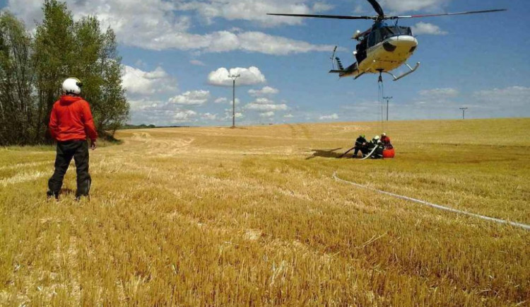 Hasičský vrtulník v akci, zdroj: HZS JMK