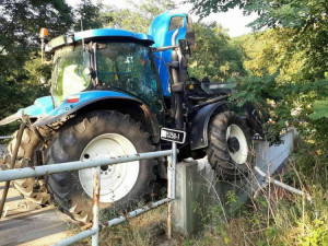 Traktor s utrženým vlekem narazil do mostu a kus z něj utrhl. Sutiny spadly na projíždějící vlak