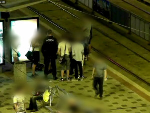 VIDEO: Nekoukejte na mě, řekl mladík partičce lidí na hlavním nádraží. Pak je začal bezhlavě mlátit
