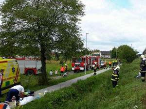 Na Hodonínsku se srazil vlak s autem, řidič zemřel v hořícím autě