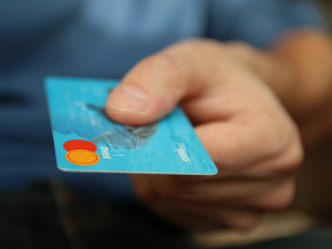 Ve vlacích Českých drah si budete moci koupit jízdenku přes platební kartu