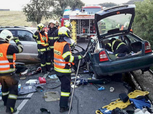 Na Brněnsku se čelně střetla dvě auta, jeden muž po převozu do nemocnice zemřel