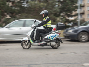 Opilý jezdil na skútru po chodnících. Navíc měl jen jednu botu