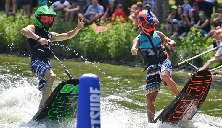 Jezdci MotoGP na JetSurfech