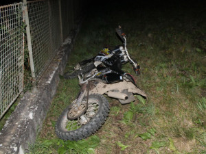 Sedmnáctiletý mladík se na motorce pokusil ujet policistům, skončil v prvním příkopu